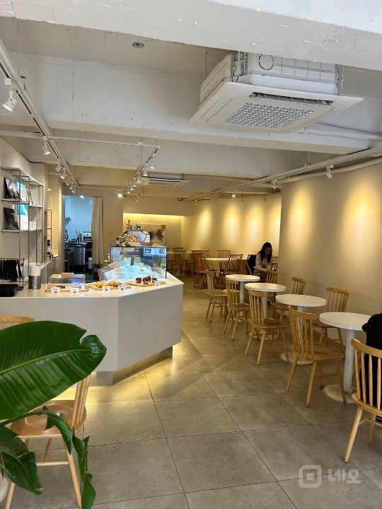 중앙대 상권에 위치한 인테리어 깔끔한 1층 카페 매물의 1번째 사진
