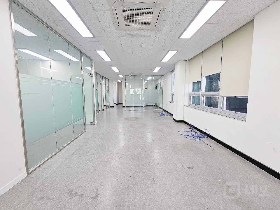 I세븐I 역세권 인테리어완비 80평대 홍대사무실 임대 매물의 1번째 사진