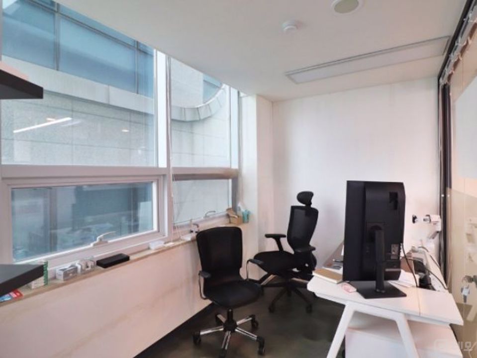 인테리어 완벽설치 입주 협의 가능한 중형 사무실 매물의 8번째 사진
