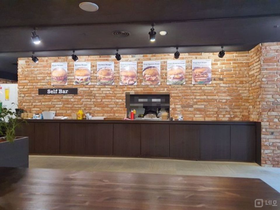 정자역 역세권에 위치한 점포 매물의 2번째 사진