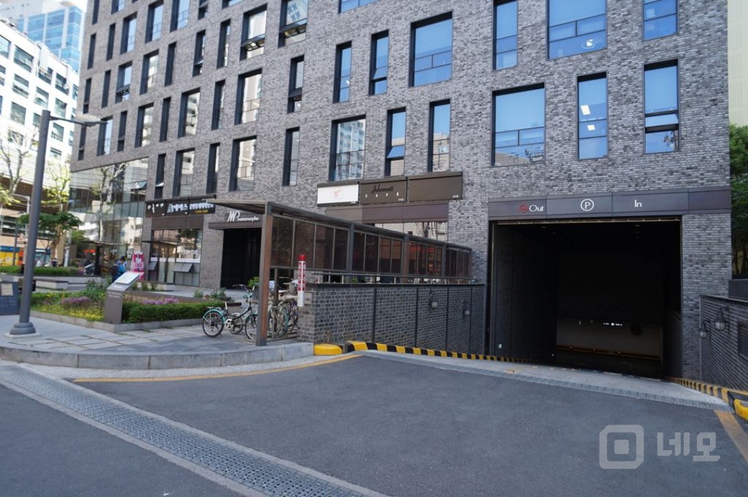 화이트 노출형 인테리어 룸4개,디자인 건물 내외관 매물의 15번째 사진