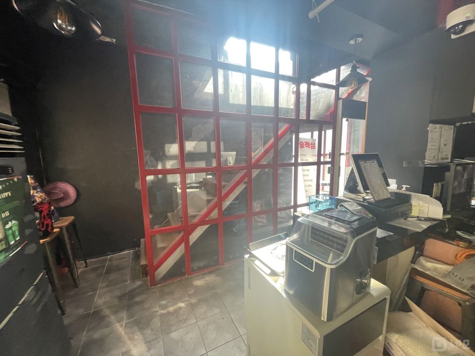 이태원 메인거리 인근 골목에 위치한 2층 바 매장 매물의 3번째 사진