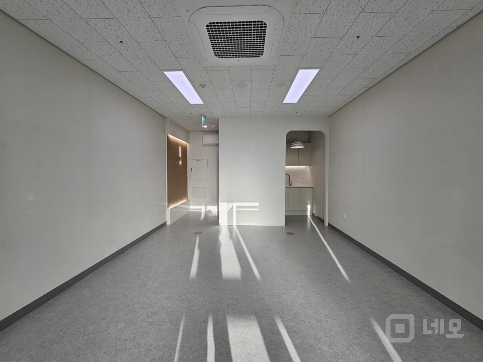 인테리어 예쁜 사무실 실13평 룸1 싱크대 입주협의 매물의 6번째 사진