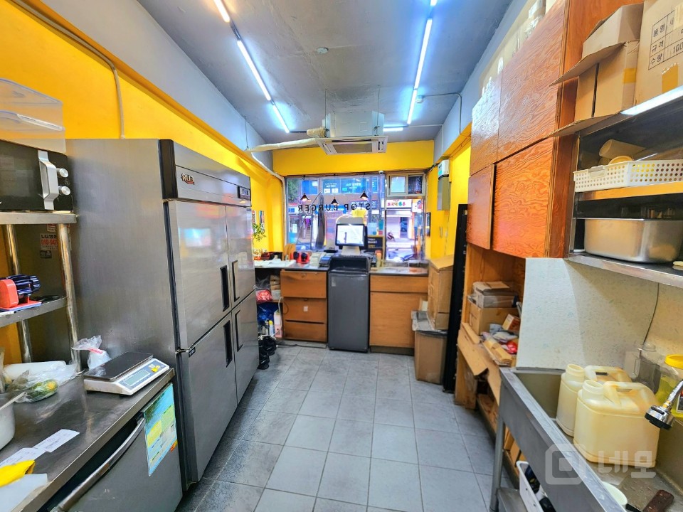 버스정거장 앞으로 노출이나 유동인구 많아요 매물의 4번째 사진