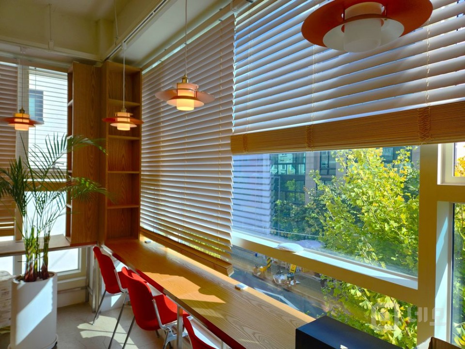 카페 감성 가득한 오피스, 창밖으로 녹음이 펼쳐지는 공간 매물의 1번째 사진