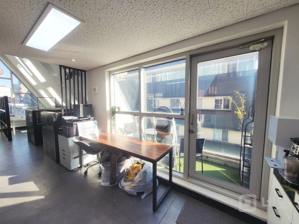 언주역 더블 테라스 특급 ACE 공간 높은층고 화이트톤 디자인 인테리어 매물의 4번째 사진