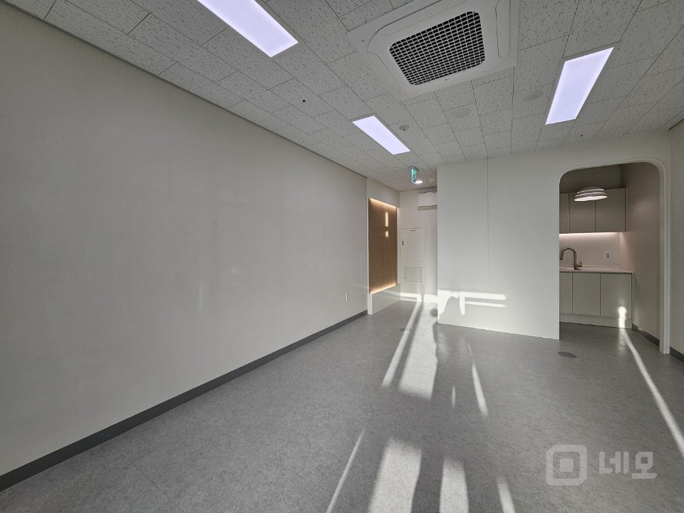 인테리어 예쁜 사무실 실13평 룸1 싱크대 입주협의 매물의 7번째 사진