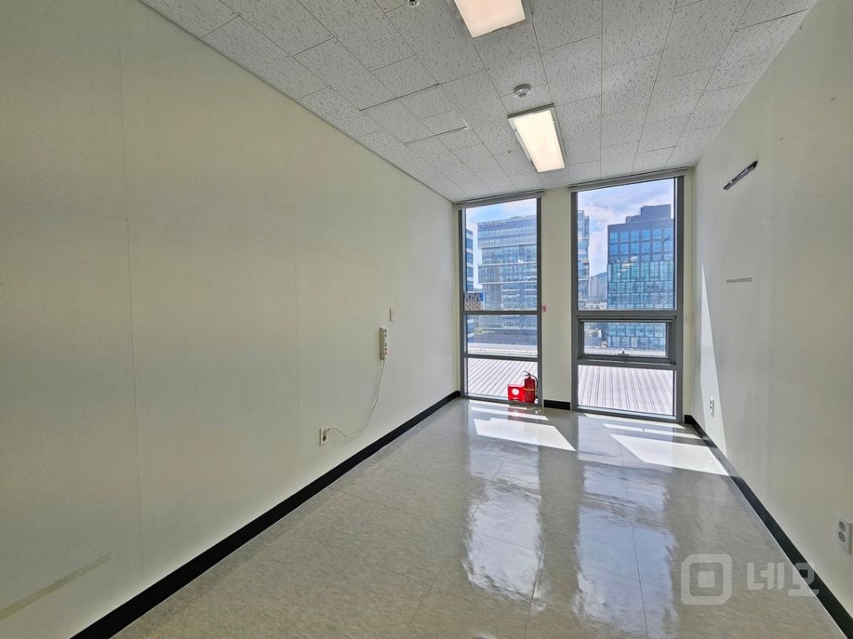 코너 확장38 룸3 인테리어 깔끔 즉시입주 매물의 3번째 사진