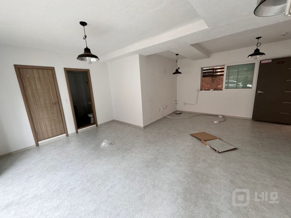 10.5평 채광좋은 통창 주차무 매물의 16번째 사진