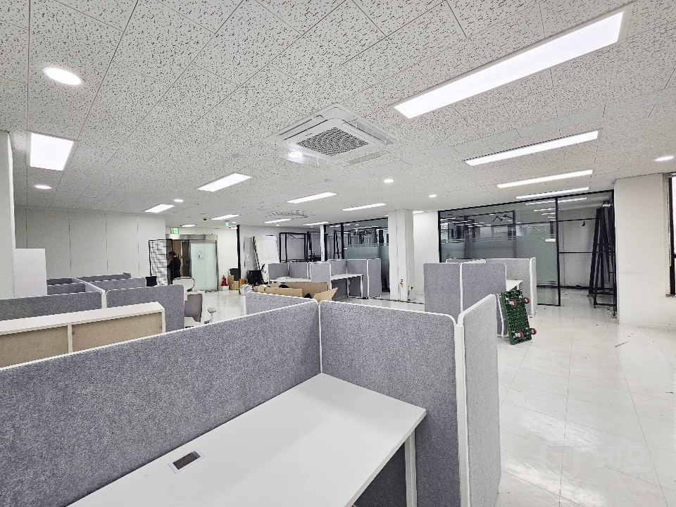 I세븐I 홍대·합정 오피스라인 인테리어 완비 80평대 사무실 임대 매물의 3번째 사진