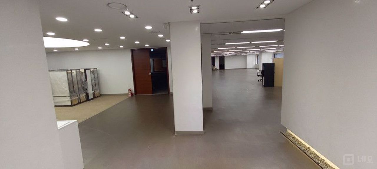 종각역 도보 3분 거리, 쾌적한 사무실입니다. 매물의 1번째 사진