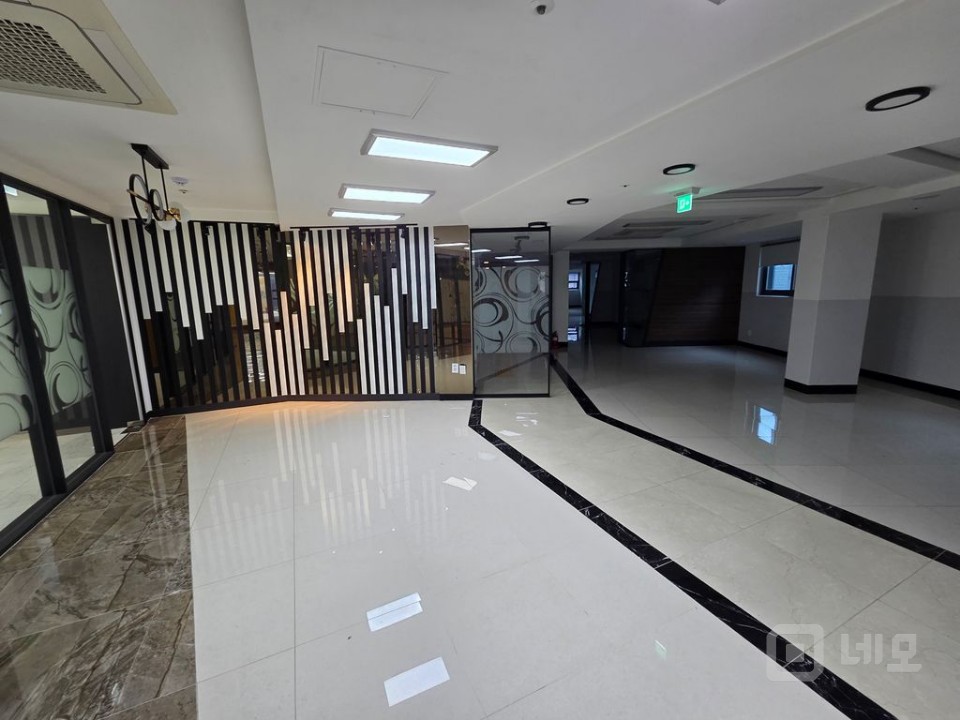 신촌역 도보 4분/홍대입구역 5분 역세권 전용148평 무권리 사무실/상가 매물의 12번째 사진