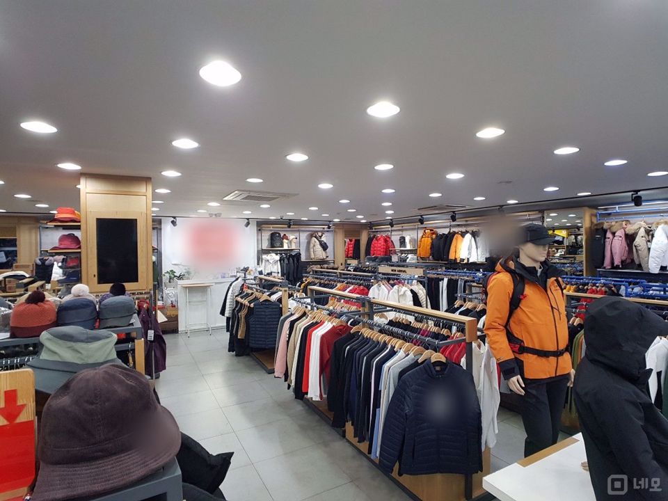 당곡사거리 인근 대로변에 위치한 의류 매장 매물의 4번째 사진