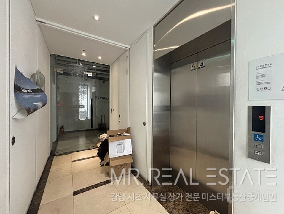 실사진 학동역1분 주차4대 룸9개 S급인테리어 대로변 무권리 매물의 19번째 사진