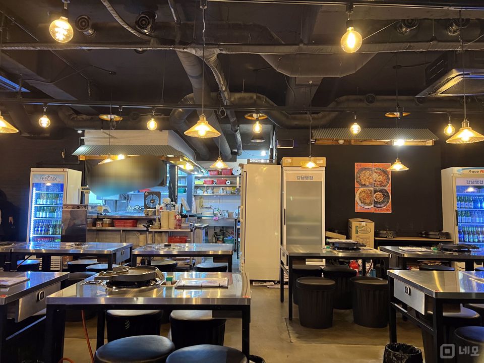 번화가에 위치한 길동 점포 매물의 3번째 사진