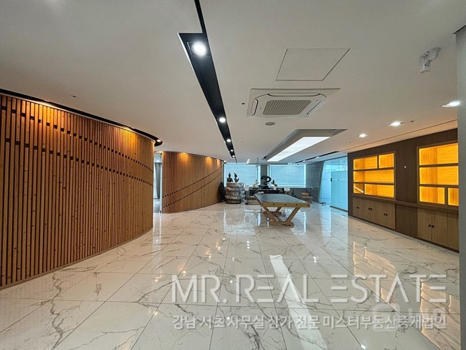 도산대로변건물.고층뷰.교통편우수.내외관컨디션ACE 매물의 2번째 사진
