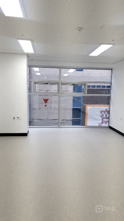 깔끔한 소형 사무실 매물의 1번째 사진