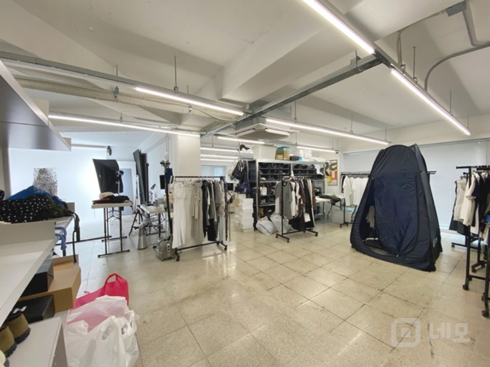 SY 망원역 인근 가성비 좋은 대로변 신축급 컨디션 사무실 매물의 4번째 사진