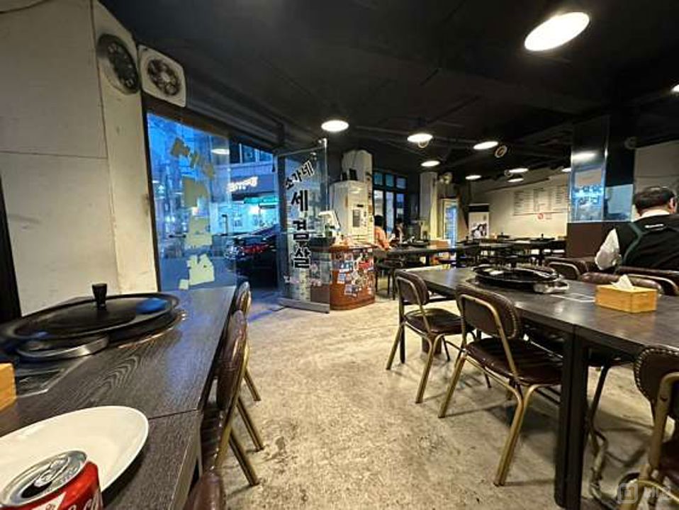망원동 코너자리에 위치한 고깃집 매물의 6번째 사진