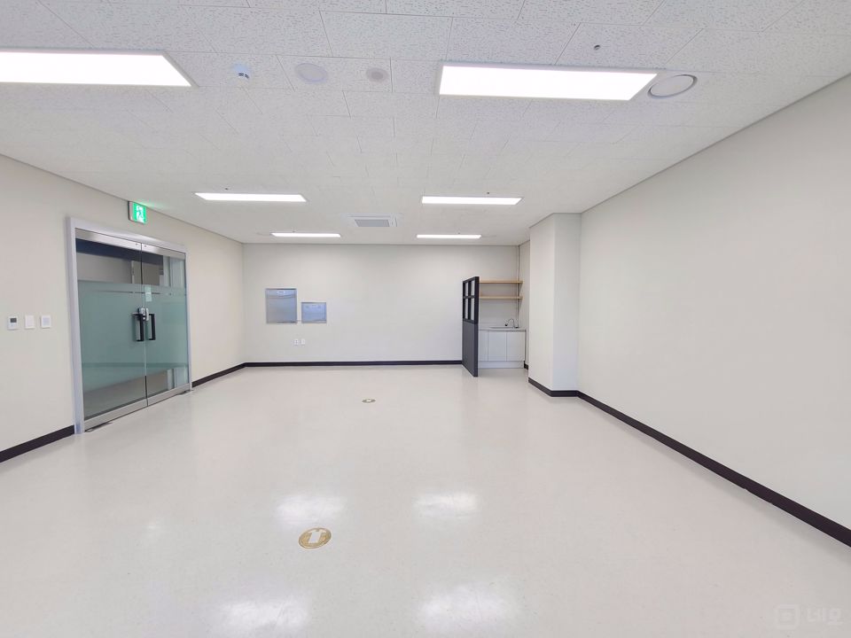 가산역 사무실 전용25평 룸2,탕비 인테리어 A급, 화물엘레베이터 바로옆 매물의 3번째 사진