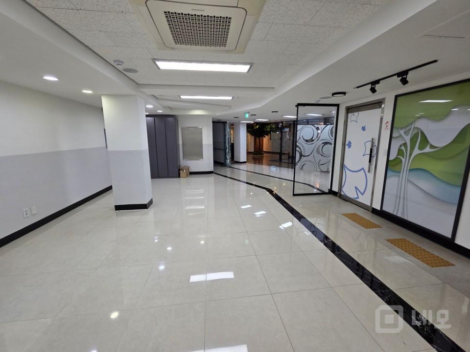 신촌역 도보 4분/홍대입구역 5분 역세권 전용148평 무권리 사무실/상가 매물의 10번째 사진