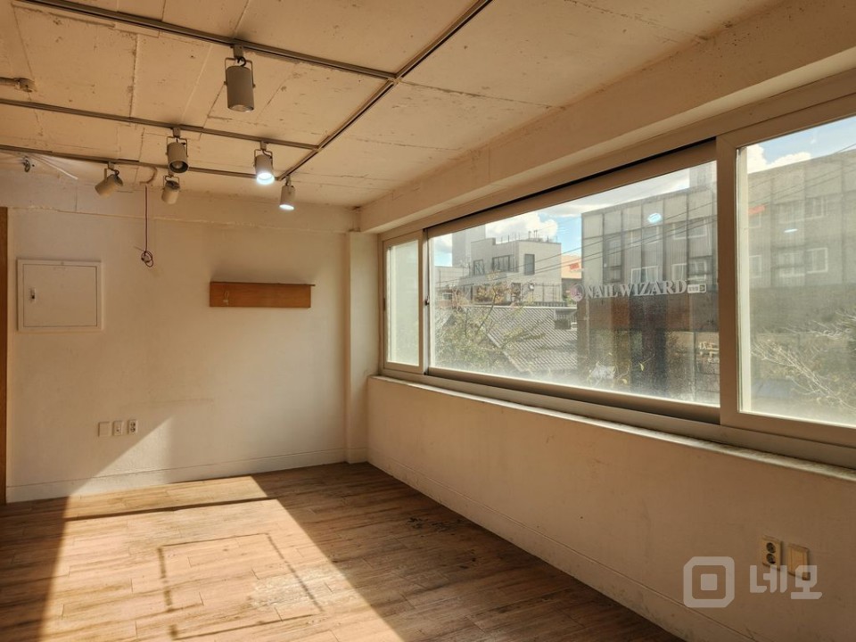 합정 카페거리 초입, 채광 좋고 감각적인 공간 L 매물의 1번째 사진