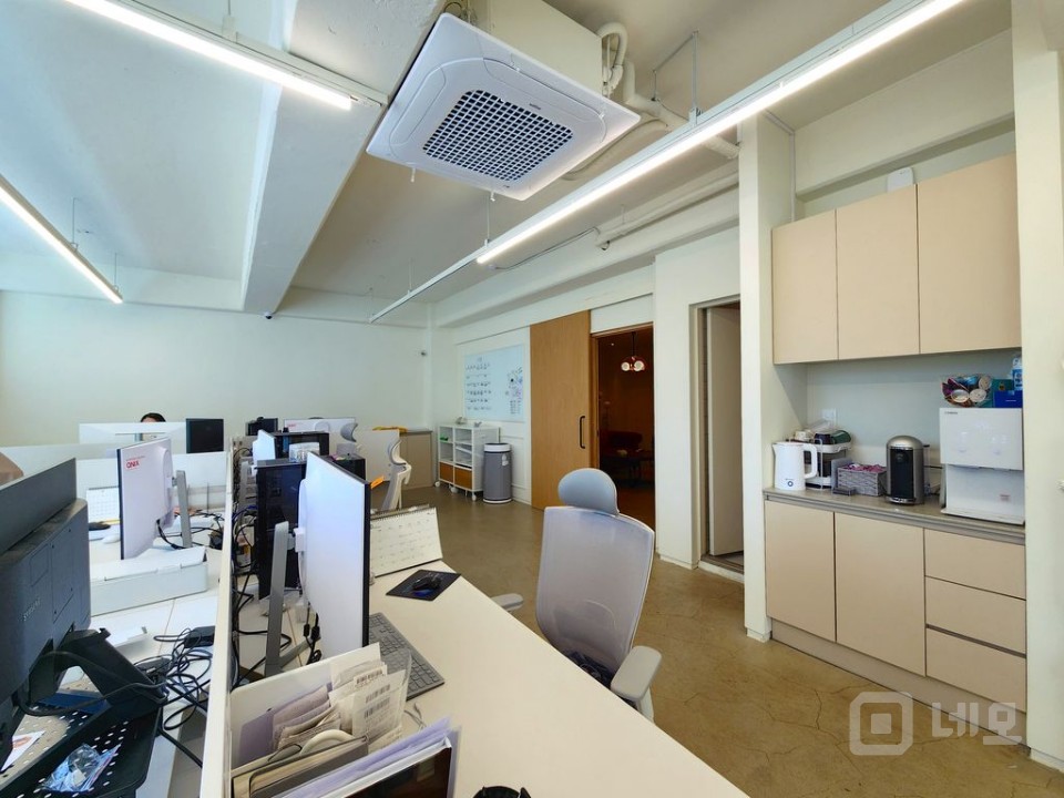 카페 감성 가득한 오피스, 창밖으로 녹음이 펼쳐지는 공간 매물의 7번째 사진