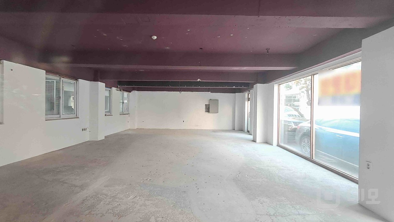 🏙️ [홍대입구역 인근] 1층 상가 — 공실, 바로 입점 가능! 매물의 3번째 사진