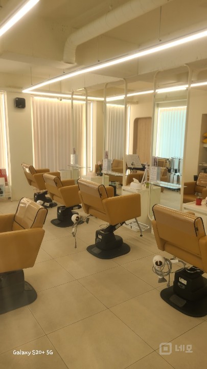 강남역 인근 프리미엄 미용실 양도! 깔끔한 인테리어 & 바로 영업 가능! 매물의 1번째 사진