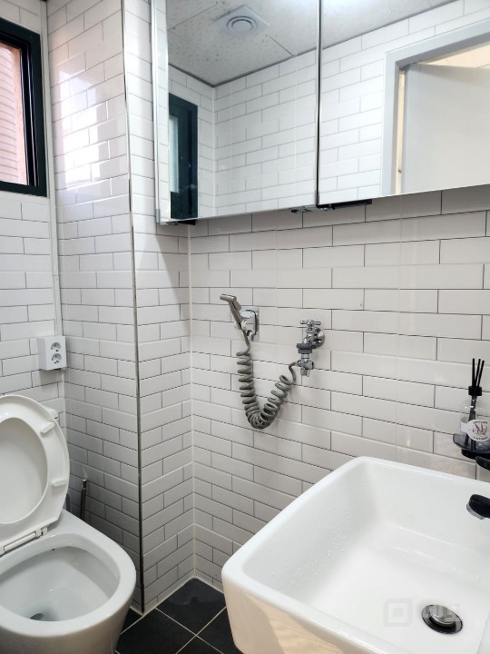 테라스, 주차, 엘리베이터, 채광 갖춘 화이트톤 소형 공간 L 매물의 5번째 사진