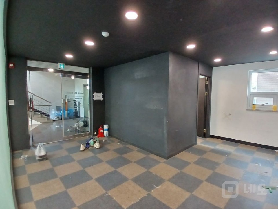 대단지 앞 35평, 널찍한 현관 구조에 냉난방 시설 완비, 깔끔한 건물 매물의 5번째 사진