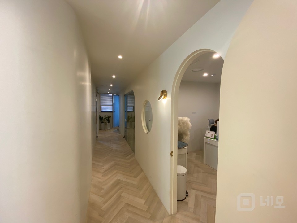 인테리어, 시설 완비 된 상가, 사무실, 3면 창으로 개방방 우수 매물의 5번째 사진