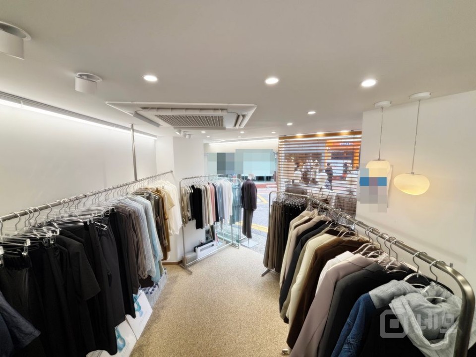 버스킹거리 의류거리 중심 삼거리 코너위치 유동인구 보장된 1층 상가 매물의 3번째 사진