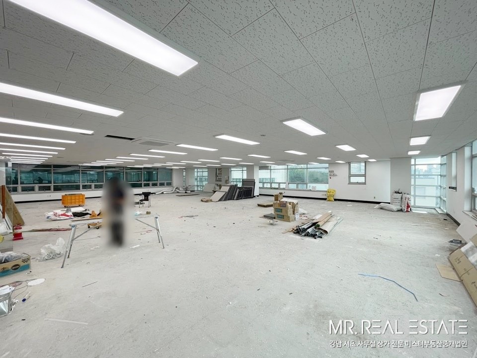 사진有 언주역 2분 채광 우수. 밝은 분위기의 사무실. 매물의 7번째 사진