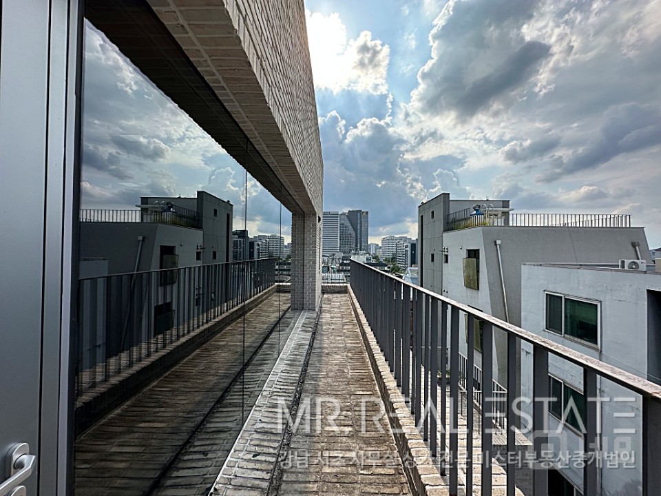 실사진 강남구청역3분 코너건물 자주식주차 리모델링 매물의 5번째 사진