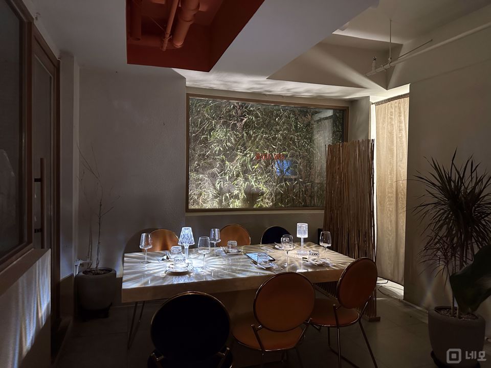 역삼역 역세권, 고급스러운 인테리어, SNS 핫플레이스인 와인바 매물의 4번째 사진
