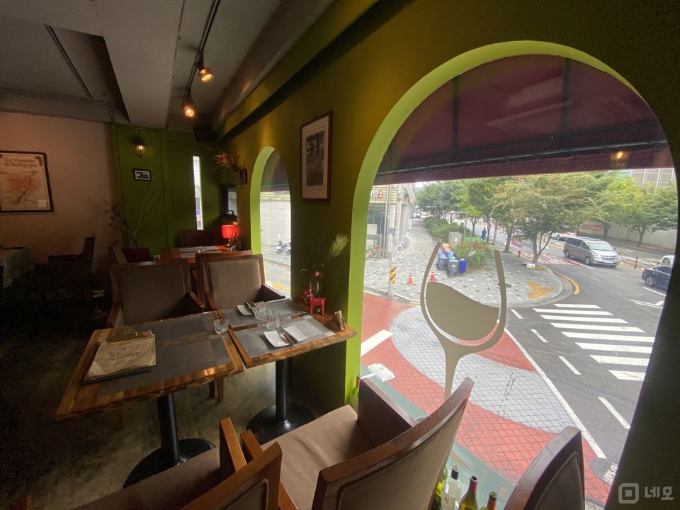 DMC역 역세권, 시설 완비된 상암동 2층 와인바 매물의 2번째 사진