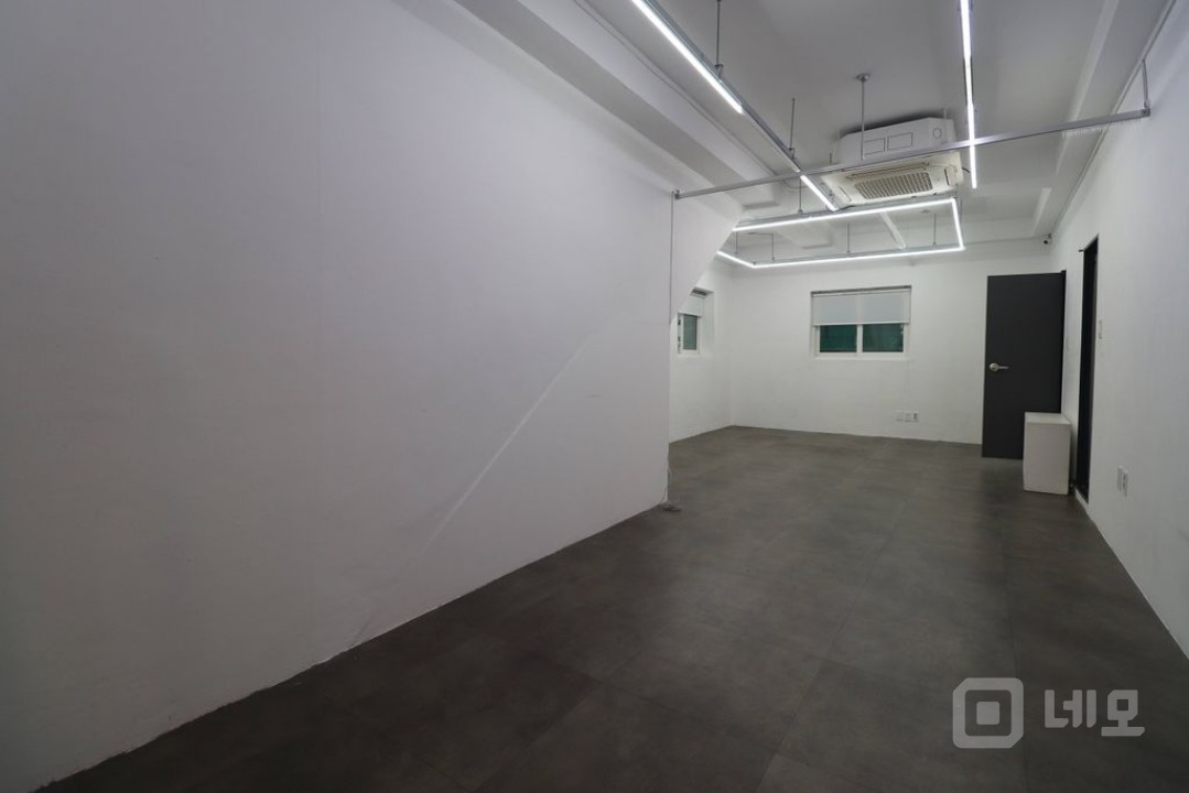 홍대입구역 합정역 도보 10분 편리한 위치의 신축급 무권리 1층 사무실 매물의 9번째 사진