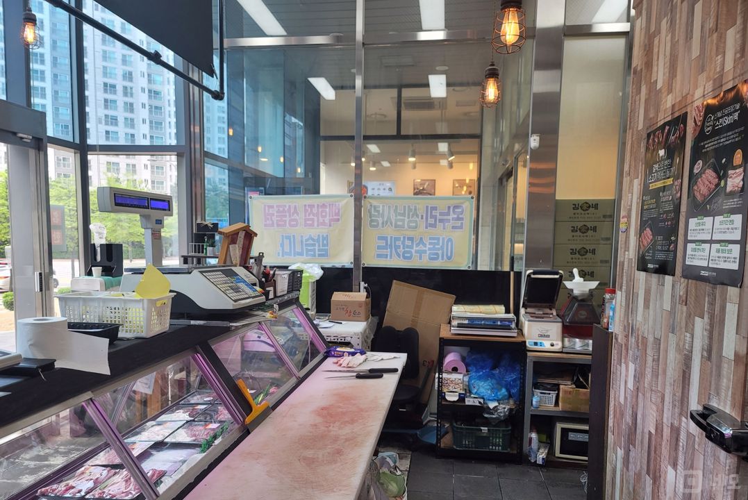 삼평동 아파트 상가에 위치한 정육점 매물의 2번째 사진