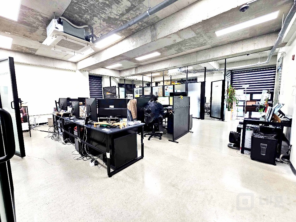 I세븐I 합정역 트렌디한 인테리어 40평대 사무실 매물의 5번째 사진