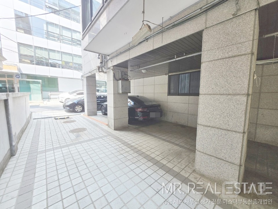 역삼동ACE.유리룸2.탕비有.주차1대.엘베有 매물의 11번째 사진