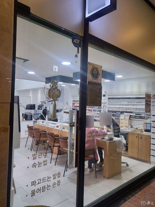 망포역 초역세권, 대로변 위치, 인테리어 완비된 1층 네일샵 매물의 5번째 사진