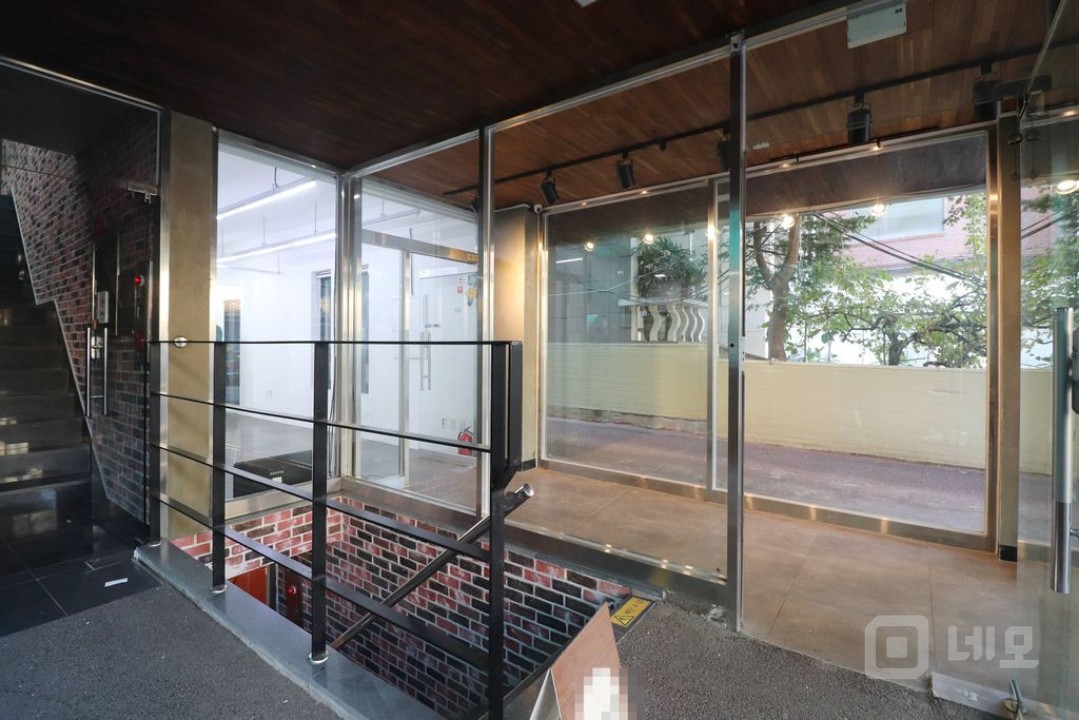 홍대입구역 합정역 도보 10분 편리한 위치의 신축급 무권리 1층 사무실 매물의 2번째 사진