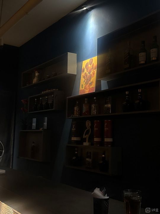 평촌역 도보 3분 거리에 위치해 접근성 좋은 모던 bar 임대 매물의 4번째 사진