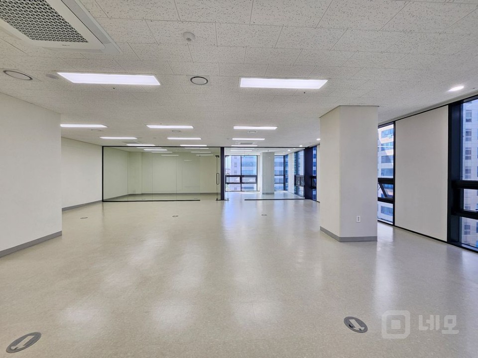 가산어반워크 사무실 실42평 룸2개 탕비실 즉시입주가능 매물의 3번째 사진