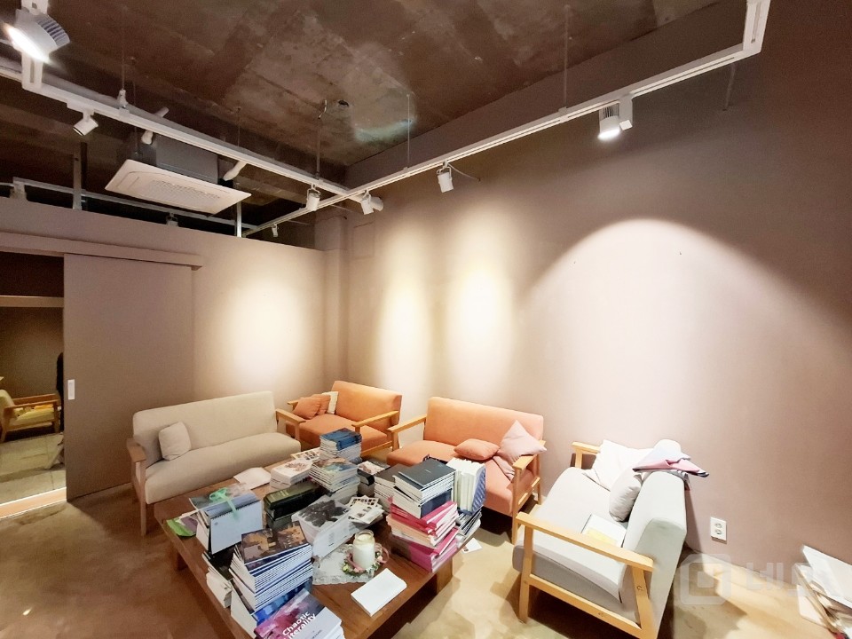 [홍대입구역 인근] 1층 대형 상가 — 갤러리·브랜드숍 최적 입지! 매물의 11번째 사진