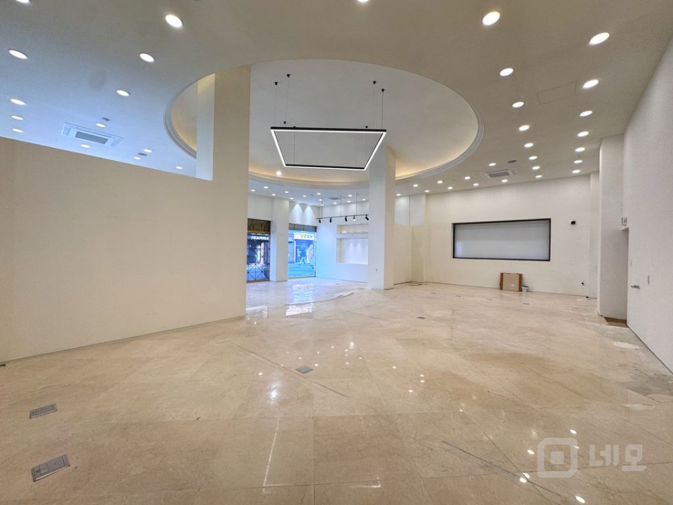 강남구청역 인근에 위치한 가시성,접근성 좋은 무권리! 1층 상가! 매물의 6번째 사진