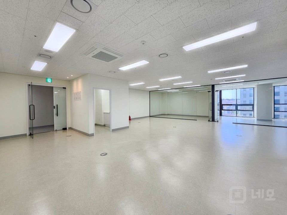 가산어반워크 사무실 실42평 룸2개 탕비실 즉시입주가능 매물의 4번째 사진
