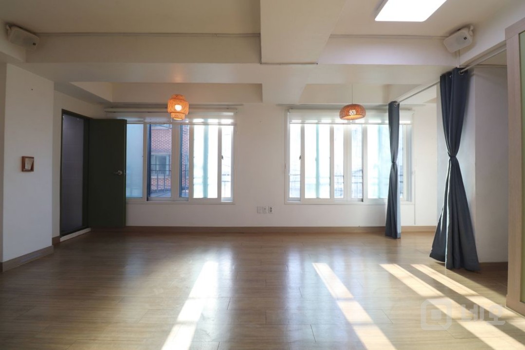 홍대 연남동 풍부한 자연광 작업실 사무실(바닥난방) 매물의 9번째 사진