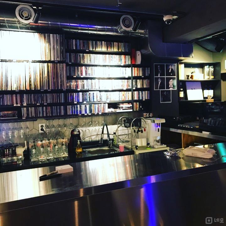 창천동 대학가, 분위기 좋은 인테리어 BAR 매물의 2번째 사진